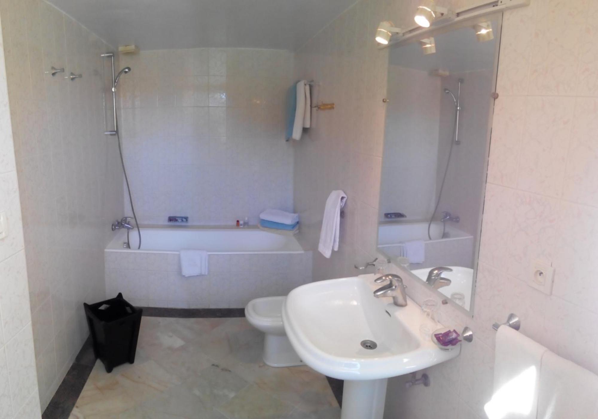 Hotel Les Amandiers Tafraout Ngoại thất bức ảnh