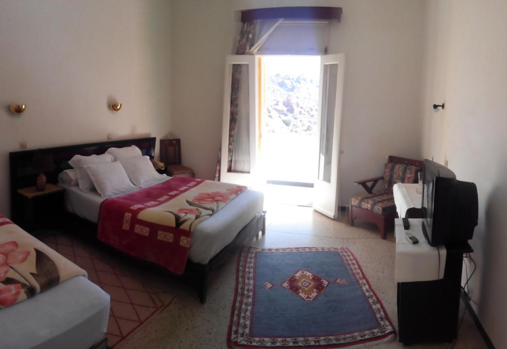 Hotel Les Amandiers Tafraout Ngoại thất bức ảnh
