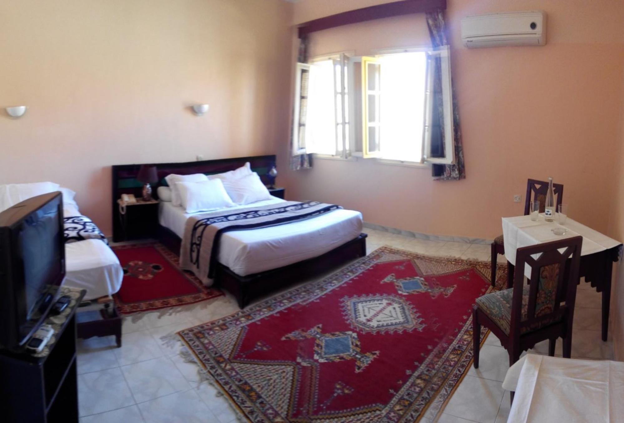 Hotel Les Amandiers Tafraout Ngoại thất bức ảnh